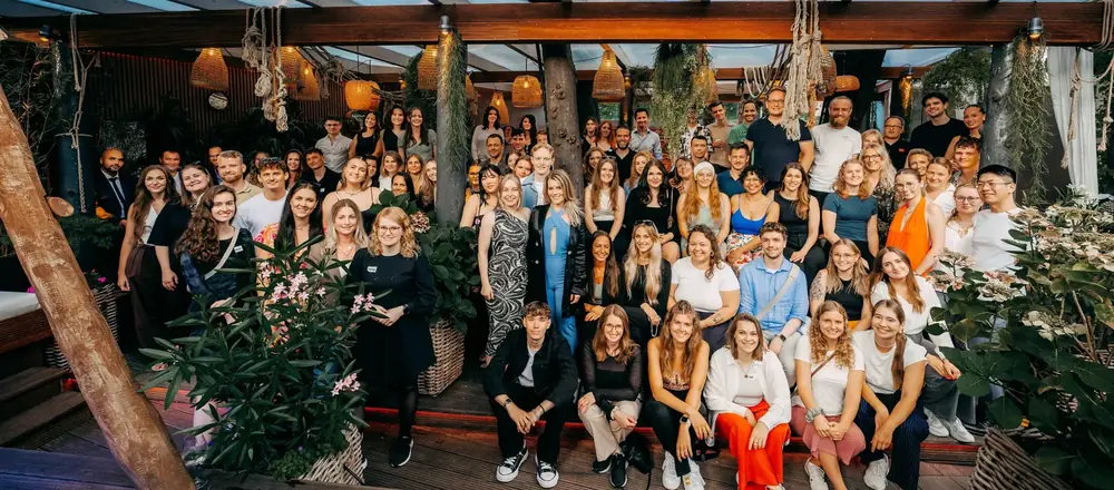 Das Suchhelden-Team beim Sommerfest 2025 als Gruppenfoto im Garten