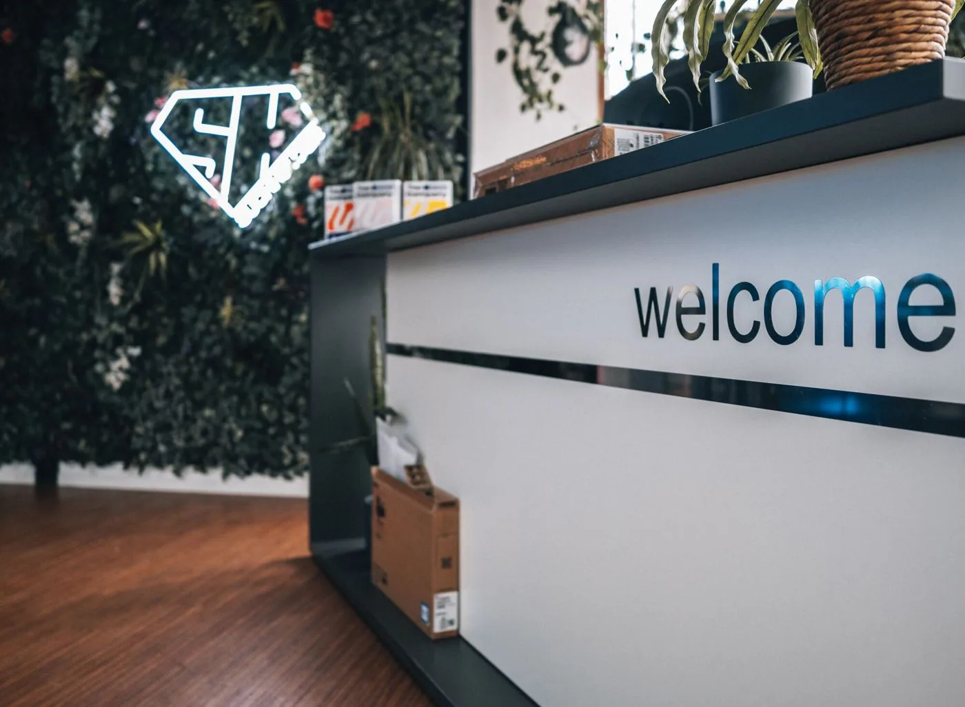 Empfang mit „welcome“-Schriftzug und SH-Logo im Suchhelden-Büro in Osnabrück Empfang mit „welcome“-Schriftzug und SH-Logo im Suchhelden-Büro in Osnabrück