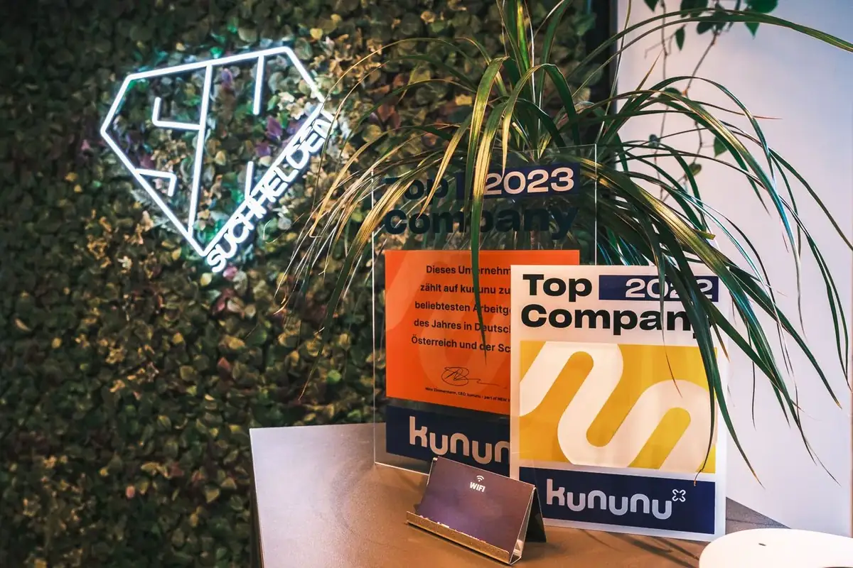 kununu-Top-Company-Siegel neben dem SH-Logo im Suchhelden-Büro in Osnabrück