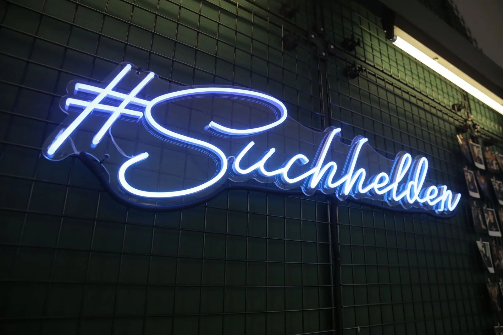 Neonschriftzug â#Suchheldenâ an der Fotowand im Suchhelden-BĂŒro in OsnabrĂŒck Neonschriftzug â#Suchheldenâ an der Fotowand im Suchhelden-BĂŒro in OsnabrĂŒck
