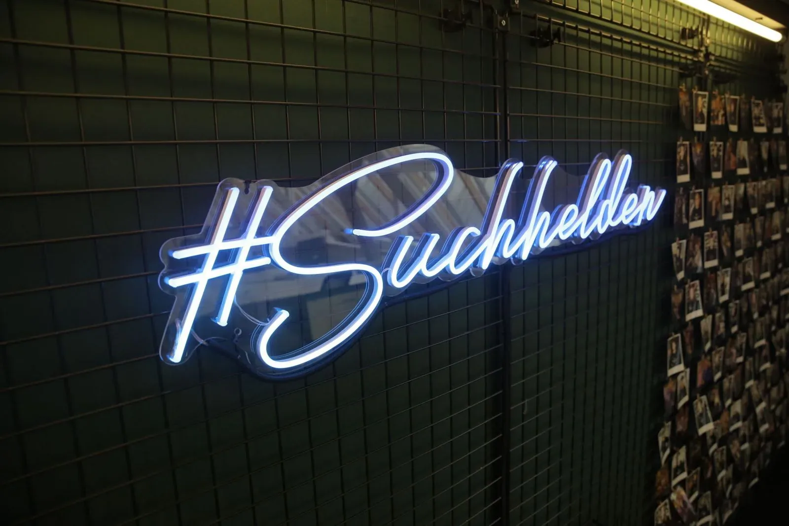 Neonschriftzug â#Suchheldenâ neben der Polaroid-Wand im Suchhelden-BĂŒro in OsnabrĂŒck Neonschriftzug â#Suchheldenâ neben der Polaroid-Wand im Suchhelden-BĂŒro in OsnabrĂŒck