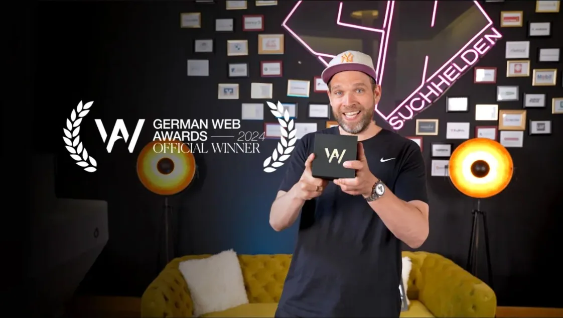 André Hehemann mit der Trophäe der German Web Awards 2024