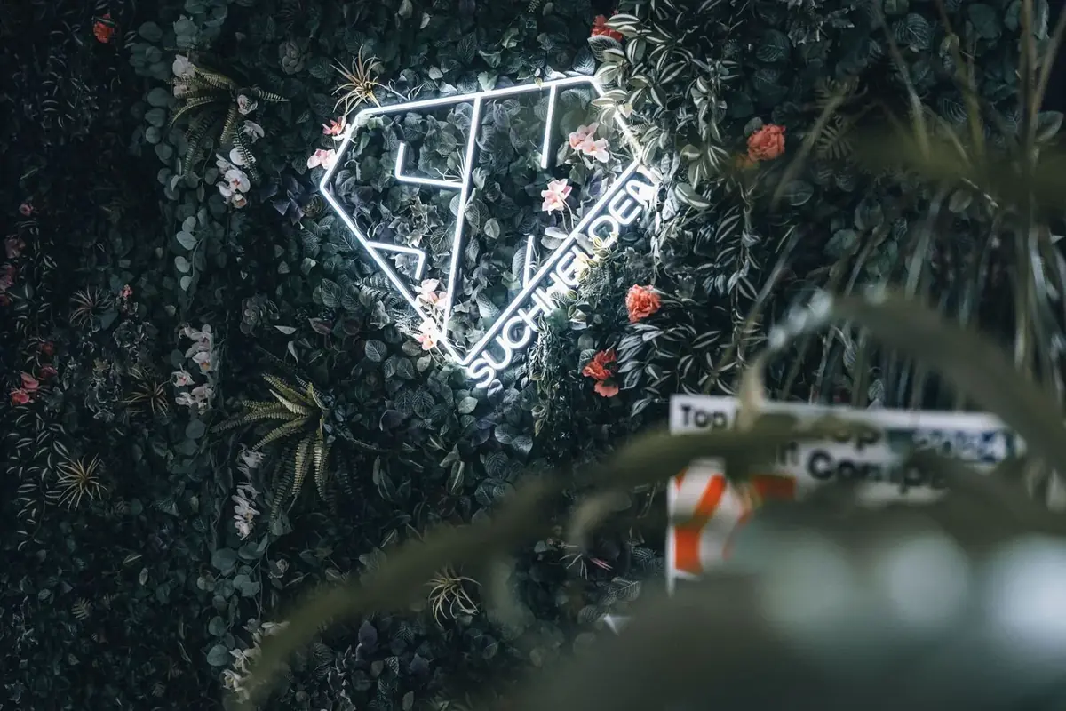 Weisses SH-Neonlogo auf der Pflanzenwand im Suchhelden-BĂŒro in OsnabrĂŒck Weisses SH-Neonlogo auf der Pflanzenwand im Suchhelden-BĂŒro in OsnabrĂŒck