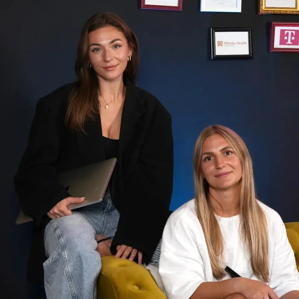Zwei Mitarbeiterinnen aus dem Social-Media-Team mit Laptop