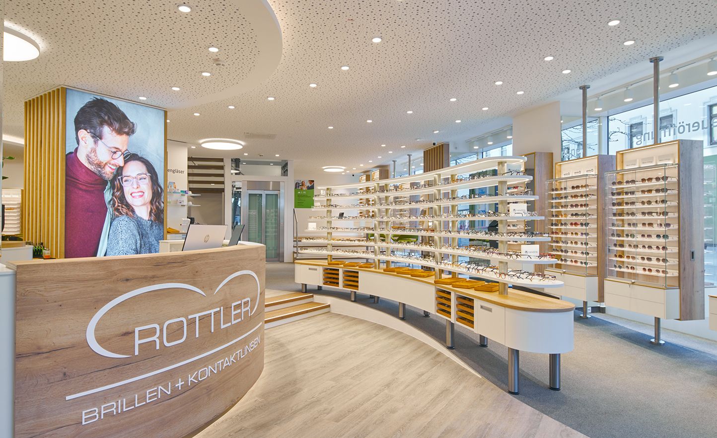 Rottler Filiale mit warmen Holzelementen und Brillen-Vitrine Rottler Filiale mit warmen Holzelementen und Brillen-Vitrine
