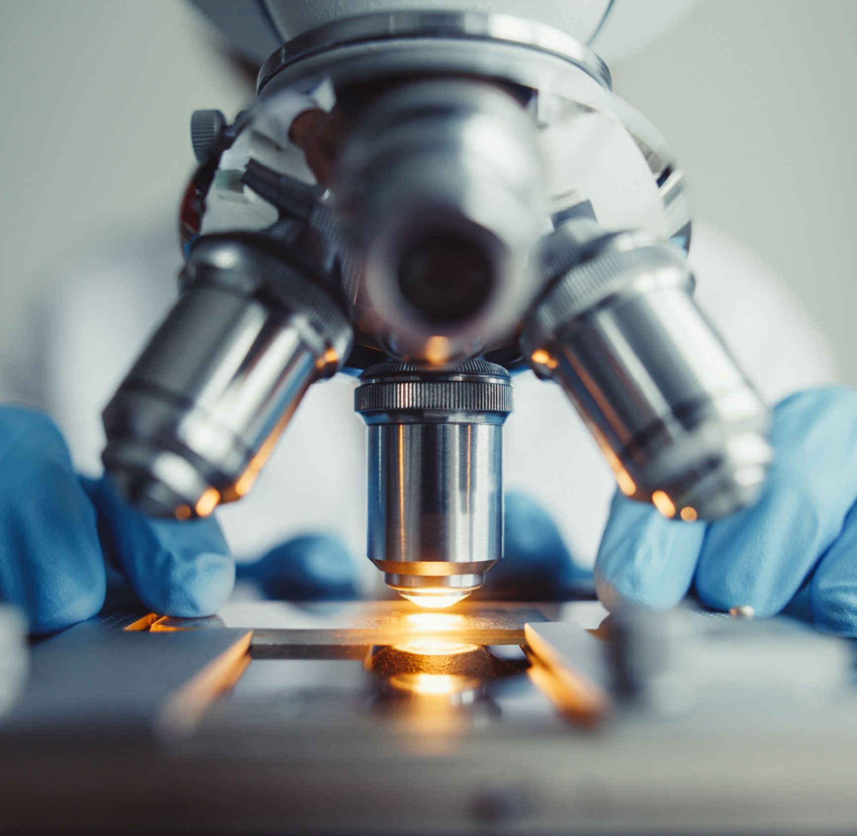 Nahaufnahme wissenschaftlicher Optik-Instrumente im Labor von Frauunhofer