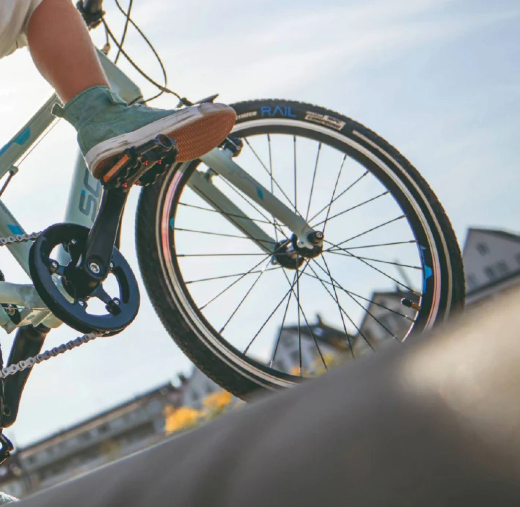 Nahaufnahme eines Fahrradreifens mit Speichen von Funwheel