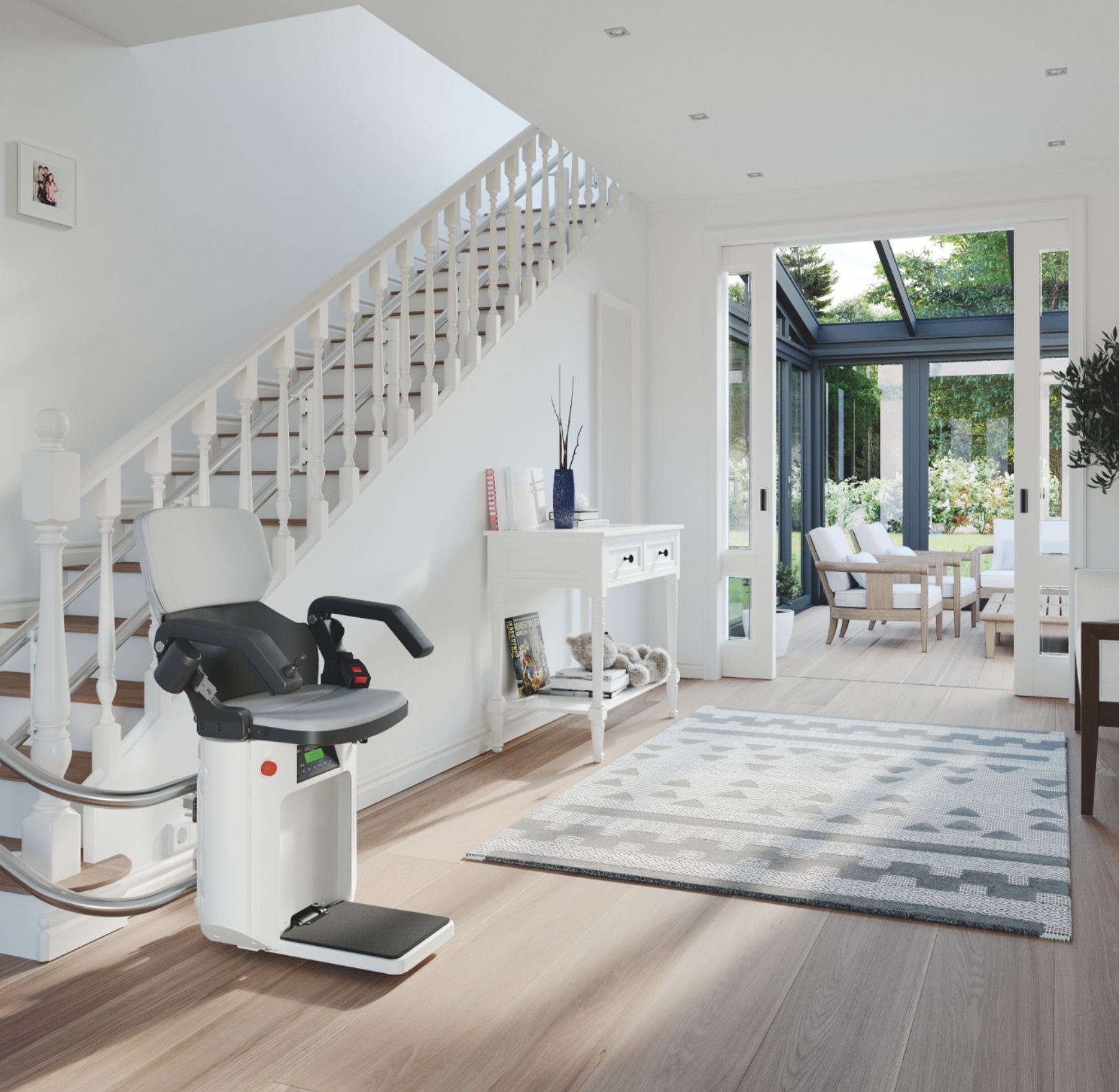 Modernes helles Interieur mit Dekoration und Treppenlift von hiro