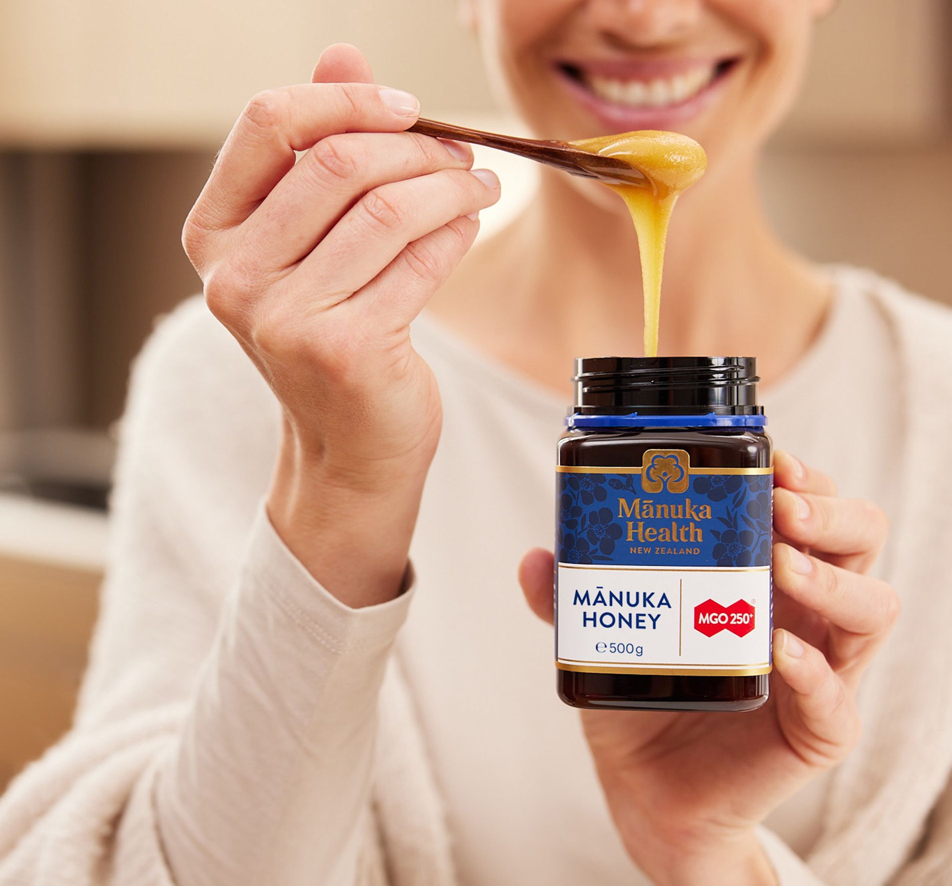 Frau hält ein Glas Manuka Health Honig