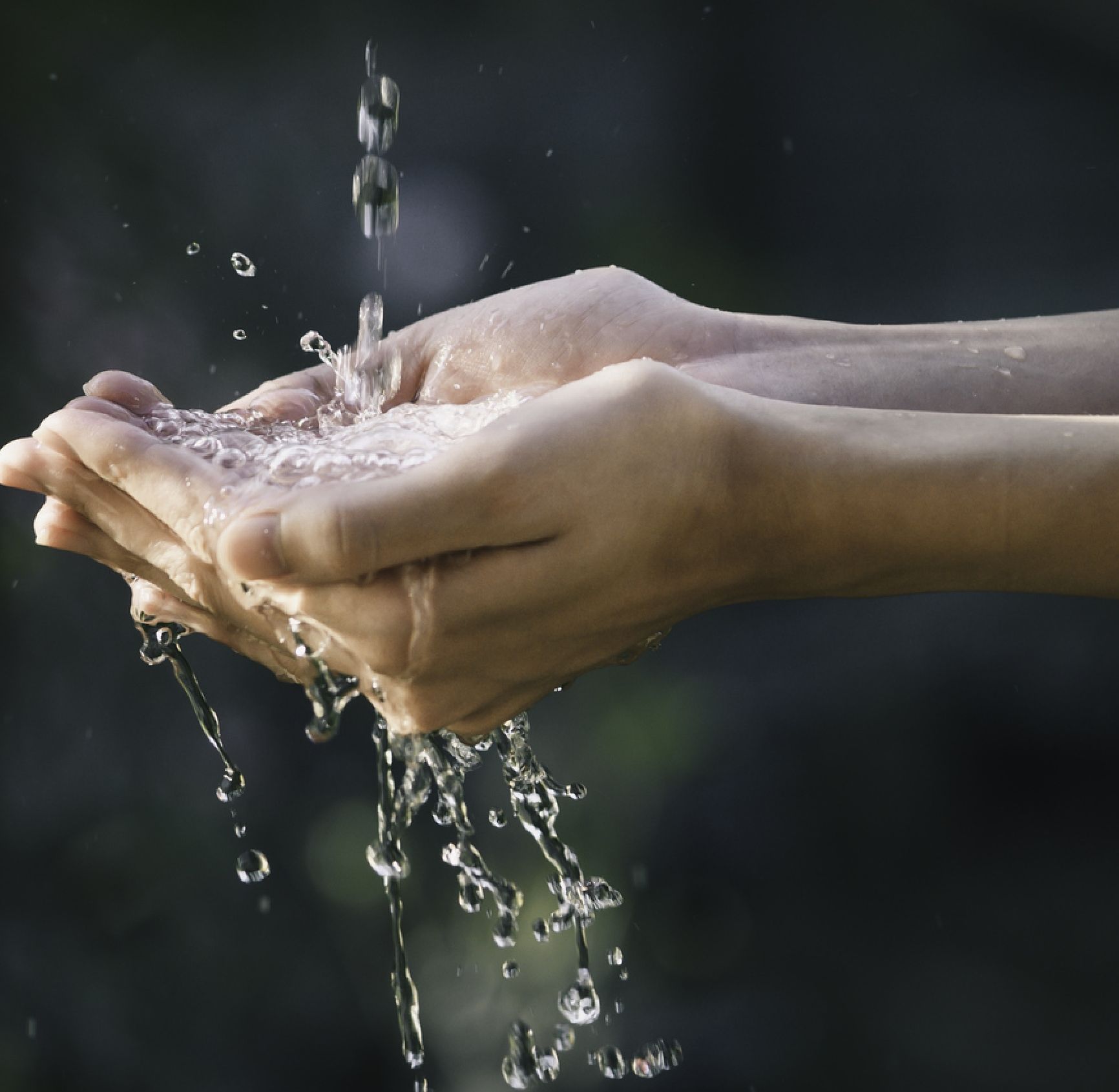 Hände unter fließendem Wasser am modernen Wasserhahn in wavin case study