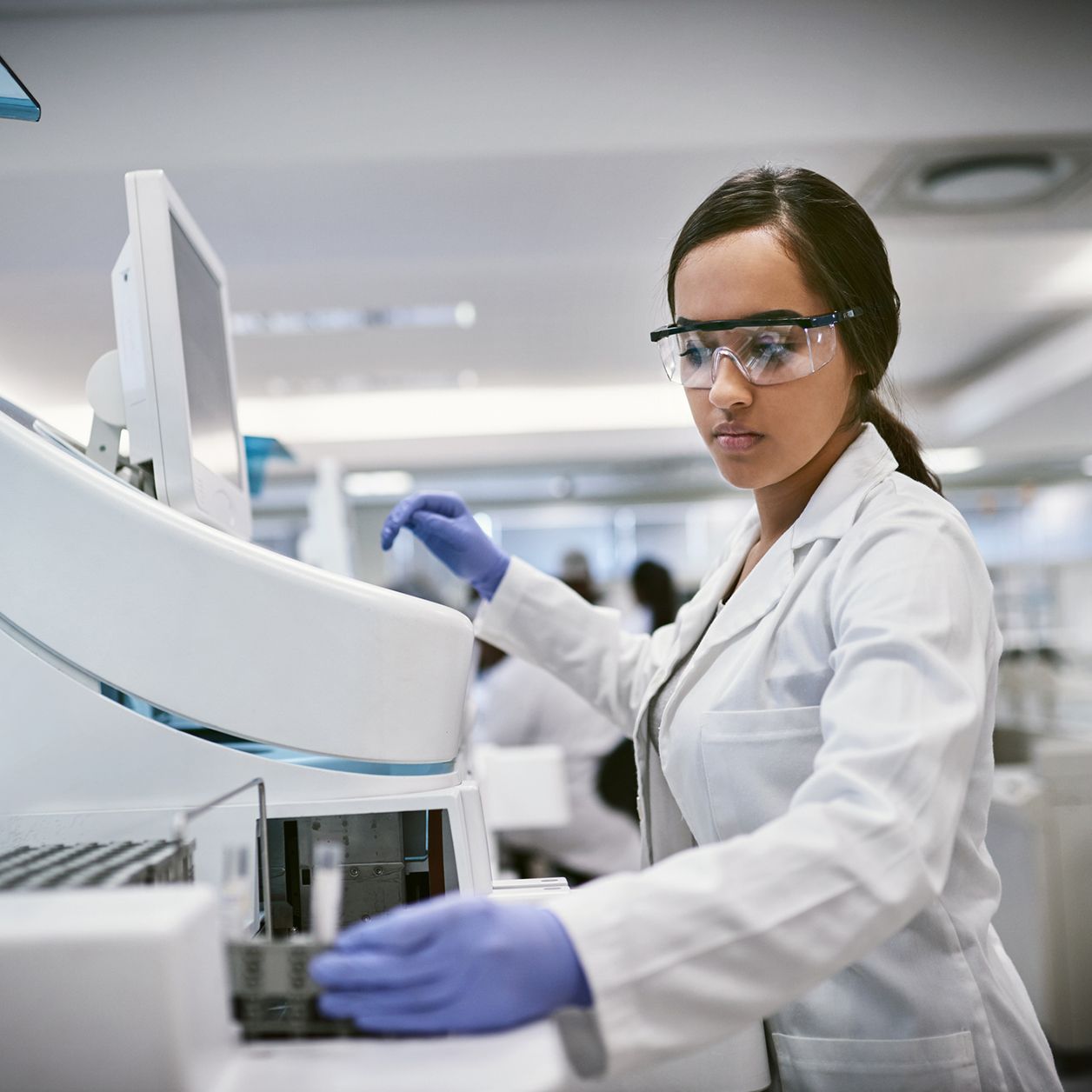 Wissenschaftlerin in Laborkleidung bei Fraunhofer Forschung