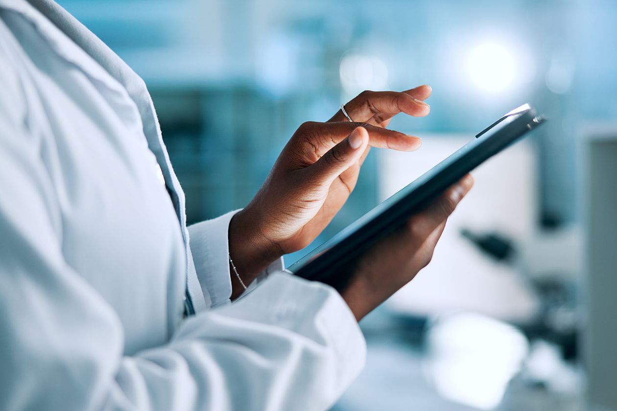 Person mit Tablet in Labor – Fraunhofer Forschungsumgebung