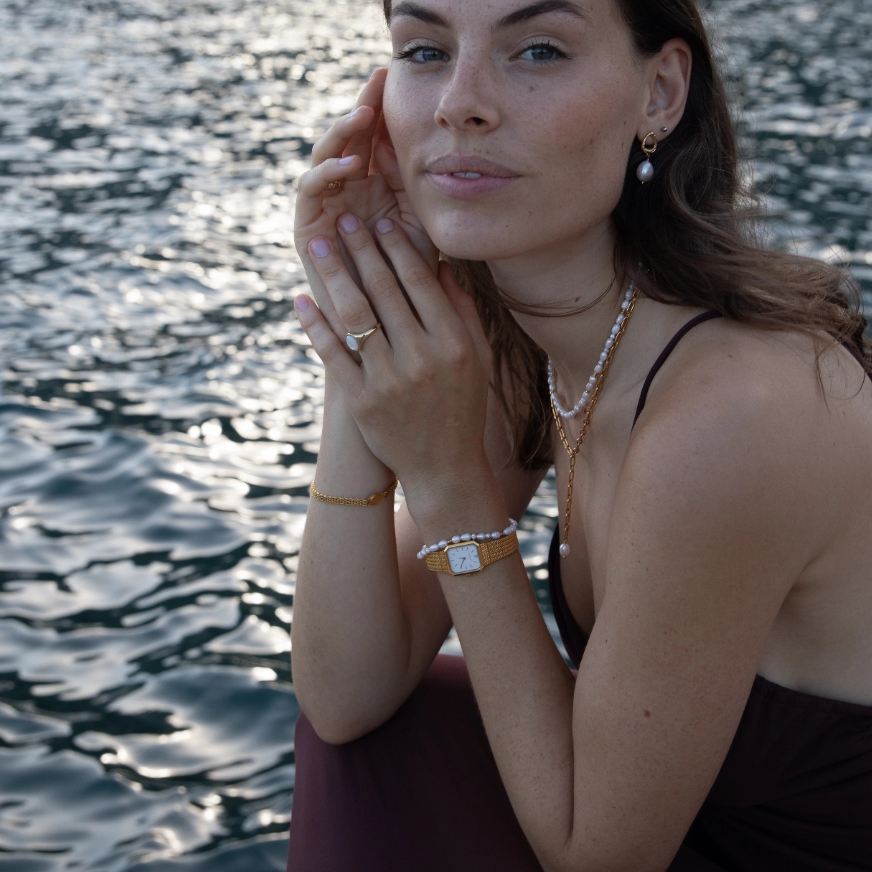 Projekt Paul Valentine: Frau mit Schmuck posiert am Wasser