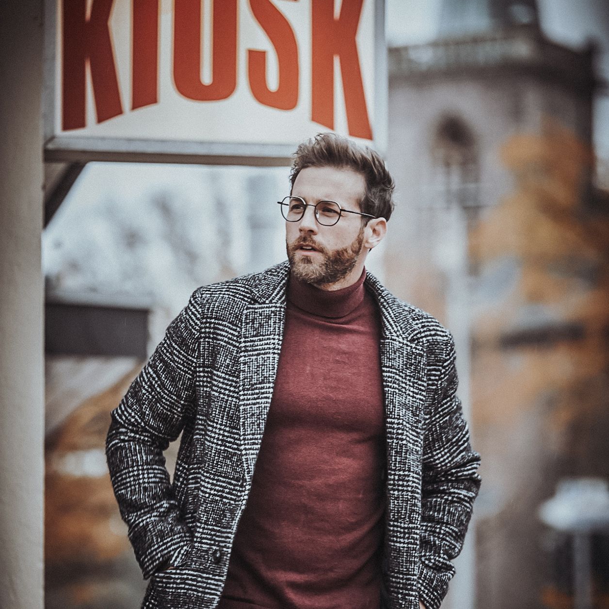 Mann mit Bart im karierten Jacket und Brille von Rottler