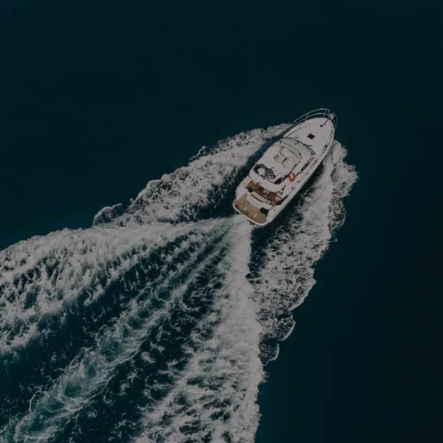 Projekt 1A Yacht Charter: Ein weißes Motorboot