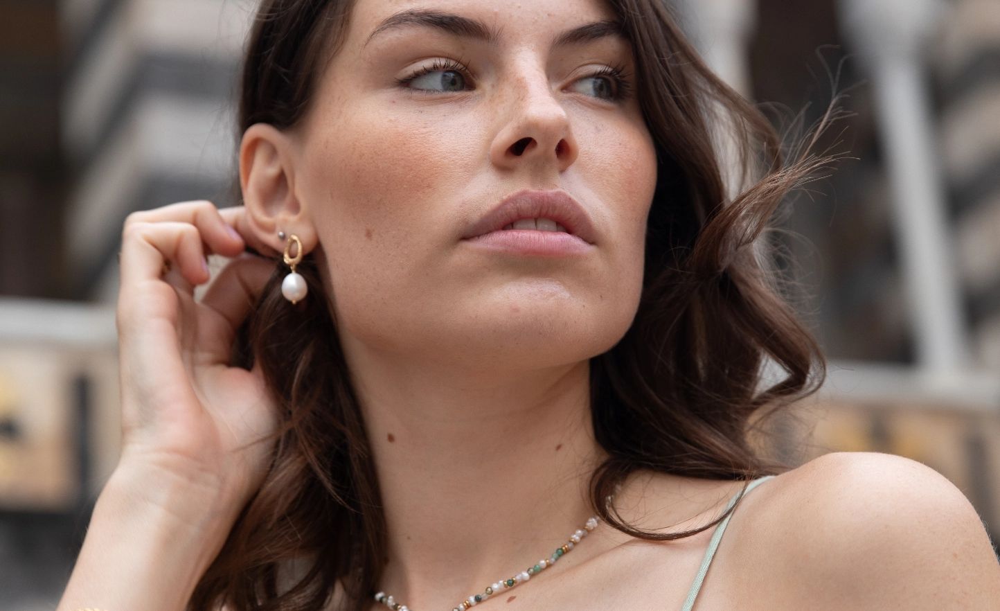 Frau mit goldenem Ohrring – Nahaufnahme Paul Valentine Schmuck Frau mit goldenem Ohrring – Nahaufnahme Paul Valentine Schmuck