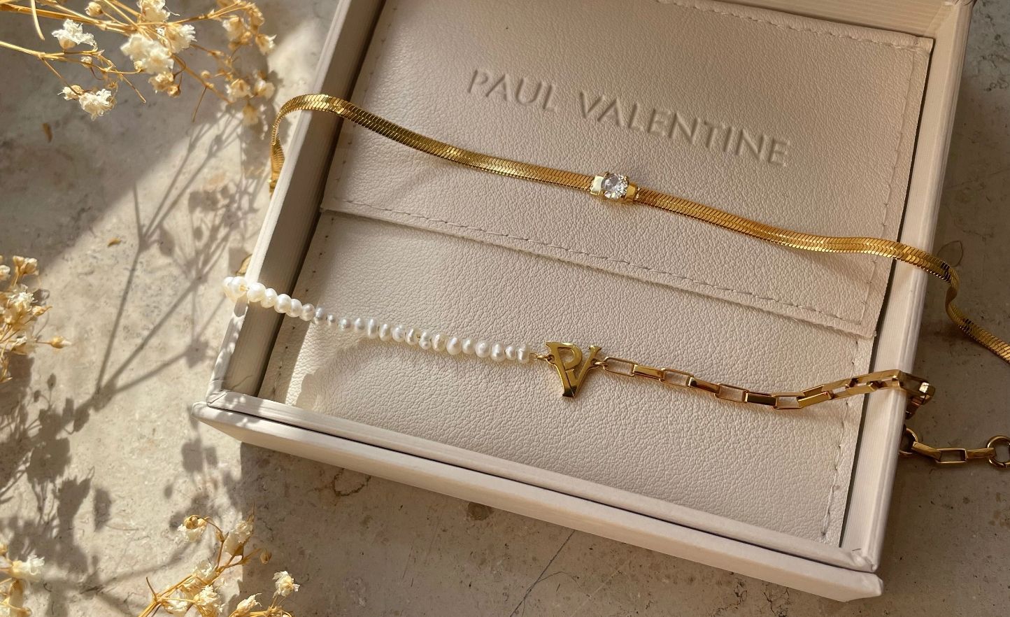 Geöffnete Paul Valentine Schmuckschatulle mit Kette Geöffnete Paul Valentine Schmuckschatulle mit Kette