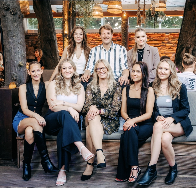 Suchhelden-Team bei Event – Gruppe eleganter Frauen