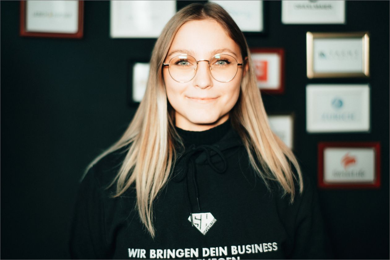 Nele Ohmstede lächelt in die Kamera und trägt schwarzes Sweatshirt.