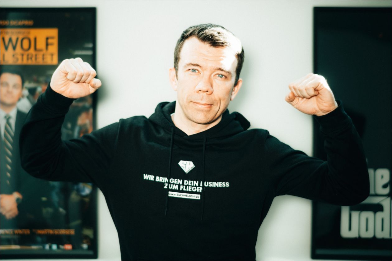 Dimitri Prugow posiert mit geballten Fäusten und trägt Hoodie.